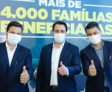 O convênio com a Pacaembu Construtora, empresa com sede em São Paulo, prevê investimentos de R$ 540 milhões. O acordo foi assinado nesta quarta-feira (5), em cerimônia no Palácio Iguaçu, pelo governador Carlos Massa Ratinho Junior, o presidente da Cohapar, Jorge Lange, prefeitos e representantes da empresa. A expectativa é que as casas fiquem prontas no primeiro semestre de 2022.