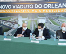 O governador Carlos Massa Ratinho Junior e o prefeito de Curitiba, Rafael Greca, assinaram nesta segunda-feira (10) um convênio para a contratação do projeto executivo para a construção de novos acessos onde hoje está localizado o Viaduto do Orleans, em Curitiba. O investimento da Secretaria de Infraestrutura e Logística é de R$ 1,2 milhão, com contrapartida de R$ 61,5 mil do município.
