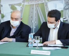 O governador Carlos Massa Ratinho Junior e o prefeito de Curitiba, Rafael Greca, assinaram nesta segunda-feira (10) um convênio para a contratação do projeto executivo para a construção de novos acessos onde hoje está localizado o Viaduto do Orleans, em Curitiba. O investimento da Secretaria de Infraestrutura e Logística é de R$ 1,2 milhão, com contrapartida de R$ 61,5 mil do município.
