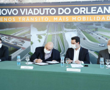 O governador Carlos Massa Ratinho Junior e o prefeito de Curitiba, Rafael Greca, assinaram nesta segunda-feira (10) um convênio para a contratação do projeto executivo para a construção de novos acessos onde hoje está localizado o Viaduto do Orleans, em Curitiba. O investimento da Secretaria de Infraestrutura e Logística é de R$ 1,2 milhão, com contrapartida de R$ 61,5 mil do município.
