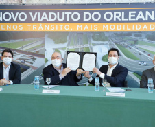 O governador Carlos Massa Ratinho Junior e o prefeito de Curitiba, Rafael Greca, assinaram nesta segunda-feira (10) um convênio para a contratação do projeto executivo para a construção de novos acessos onde hoje está localizado o Viaduto do Orleans, em Curitiba. O investimento da Secretaria de Infraestrutura e Logística é de R$ 1,2 milhão, com contrapartida de R$ 61,5 mil do município.
