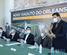 O governador Carlos Massa Ratinho Junior e o prefeito de Curitiba, Rafael Greca, assinaram nesta segunda-feira (10) um convênio para a contratação do projeto executivo para a construção de novos acessos onde hoje está localizado o Viaduto do Orleans, em Curitiba. O investimento da Secretaria de Infraestrutura e Logística é de R$ 1,2 milhão, com contrapartida de R$ 61,5 mil do município.
