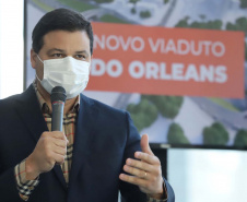 O governador Carlos Massa Ratinho Junior e o prefeito de Curitiba, Rafael Greca, assinaram nesta segunda-feira (10) um convênio para a contratação do projeto executivo para a construção de novos acessos onde hoje está localizado o Viaduto do Orleans, em Curitiba. O investimento da Secretaria de Infraestrutura e Logística é de R$ 1,2 milhão, com contrapartida de R$ 61,5 mil do município.
