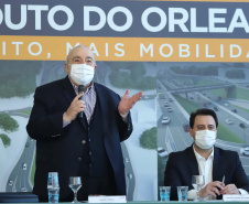 O governador Carlos Massa Ratinho Junior e o prefeito de Curitiba, Rafael Greca, assinaram nesta segunda-feira (10) um convênio para a contratação do projeto executivo para a construção de novos acessos onde hoje está localizado o Viaduto do Orleans, em Curitiba. O investimento da Secretaria de Infraestrutura e Logística é de R$ 1,2 milhão, com contrapartida de R$ 61,5 mil do município.
