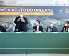 O governador Carlos Massa Ratinho Junior e o prefeito de Curitiba, Rafael Greca, assinaram nesta segunda-feira (10) um convênio para a contratação do projeto executivo para a construção de novos acessos onde hoje está localizado o Viaduto do Orleans, em Curitiba. O investimento da Secretaria de Infraestrutura e Logística é de R$ 1,2 milhão, com contrapartida de R$ 61,5 mil do município.
