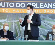 O governador Carlos Massa Ratinho Junior e o prefeito de Curitiba, Rafael Greca, assinaram nesta segunda-feira (10) um convênio para a contratação do projeto executivo para a construção de novos acessos onde hoje está localizado o Viaduto do Orleans, em Curitiba. O investimento da Secretaria de Infraestrutura e Logística é de R$ 1,2 milhão, com contrapartida de R$ 61,5 mil do município.
