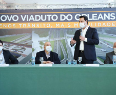 O governador Carlos Massa Ratinho Junior e o prefeito de Curitiba, Rafael Greca, assinaram nesta segunda-feira (10) um convênio para a contratação do projeto executivo para a construção de novos acessos onde hoje está localizado o Viaduto do Orleans, em Curitiba. O investimento da Secretaria de Infraestrutura e Logística é de R$ 1,2 milhão, com contrapartida de R$ 61,5 mil do município.

