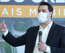 O governador Carlos Massa Ratinho Junior e o prefeito de Curitiba, Rafael Greca, assinaram nesta segunda-feira (10) um convênio para a contratação do projeto executivo para a construção de novos acessos onde hoje está localizado o Viaduto do Orleans, em Curitiba. O investimento da Secretaria de Infraestrutura e Logística é de R$ 1,2 milhão, com contrapartida de R$ 61,5 mil do município.
