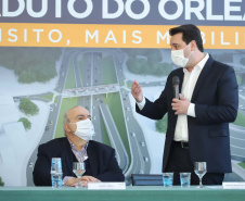 O governador Carlos Massa Ratinho Junior e o prefeito de Curitiba, Rafael Greca, assinaram nesta segunda-feira (10) um convênio para a contratação do projeto executivo para a construção de novos acessos onde hoje está localizado o Viaduto do Orleans, em Curitiba. O investimento da Secretaria de Infraestrutura e Logística é de R$ 1,2 milhão, com contrapartida de R$ 61,5 mil do município.
