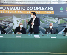 O governador Carlos Massa Ratinho Junior e o prefeito de Curitiba, Rafael Greca, assinaram nesta segunda-feira (10) um convênio para a contratação do projeto executivo para a construção de novos acessos onde hoje está localizado o Viaduto do Orleans, em Curitiba. O investimento da Secretaria de Infraestrutura e Logística é de R$ 1,2 milhão, com contrapartida de R$ 61,5 mil do município.
