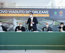 O governador Carlos Massa Ratinho Junior e o prefeito de Curitiba, Rafael Greca, assinaram nesta segunda-feira (10) um convênio para a contratação do projeto executivo para a construção de novos acessos onde hoje está localizado o Viaduto do Orleans, em Curitiba. O investimento da Secretaria de Infraestrutura e Logística é de R$ 1,2 milhão, com contrapartida de R$ 61,5 mil do município.
