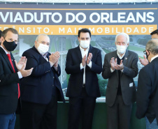 O governador Carlos Massa Ratinho Junior e o prefeito de Curitiba, Rafael Greca, assinaram nesta segunda-feira (10) um convênio para a contratação do projeto executivo para a construção de novos acessos onde hoje está localizado o Viaduto do Orleans, em Curitiba. O investimento da Secretaria de Infraestrutura e Logística é de R$ 1,2 milhão, com contrapartida de R$ 61,5 mil do município.
