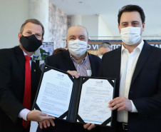 O governador Carlos Massa Ratinho Junior e o prefeito de Curitiba, Rafael Greca, assinaram nesta segunda-feira (10) um convênio para a contratação do projeto executivo para a construção de novos acessos onde hoje está localizado o Viaduto do Orleans, em Curitiba. O investimento da Secretaria de Infraestrutura e Logística é de R$ 1,2 milhão, com contrapartida de R$ 61,5 mil do município.
