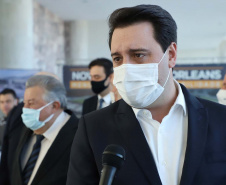 O governador Carlos Massa Ratinho Junior e o prefeito de Curitiba, Rafael Greca, assinaram nesta segunda-feira (10) um convênio para a contratação do projeto executivo para a construção de novos acessos onde hoje está localizado o Viaduto do Orleans, em Curitiba. O investimento da Secretaria de Infraestrutura e Logística é de R$ 1,2 milhão, com contrapartida de R$ 61,5 mil do município.
