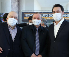O governador Carlos Massa Ratinho Junior e o prefeito de Curitiba, Rafael Greca, assinaram nesta segunda-feira (10) um convênio para a contratação do projeto executivo para a construção de novos acessos onde hoje está localizado o Viaduto do Orleans, em Curitiba. O investimento da Secretaria de Infraestrutura e Logística é de R$ 1,2 milhão, com contrapartida de R$ 61,5 mil do município.
