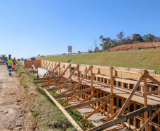 A poucos quilômetros do Viaduto do Orleans também estão em obras duas trincheiras, no Jardim Guarany e na área do bairro Cercadinho. Os investimentos são da CCR Rodonorte, concessionária que administra o trecho, e estão inclusos no acordo de leniência firmado pela empresa com a Justiça Federal. O investimento é de cerca de R$ 40 milhões e as obras devem ficar prontas em 14 meses.