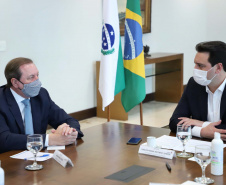 O governador Carlos Massa Ratinho Junior autorizou nesta segunda-feira (10) a licitação da construção da nova sede da prefeitura de Pato Branco, no Sudoeste do Estado. O Governo do Estado aportará R$ 20 milhões, a fundo perdido, por meio da Secretaria de Desenvolvimento Urbano e de Obras Públicas. Haverá contrapartida de cerca de R$ 8 milhões do município. O valor máximo estipulado no pregão será de R$ 28.539.238,68.
