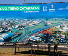 O Governo do Estado começa a resolver um dos maiores gargalos rodoviários do Paraná. O Trevo Cataratas (BR-277), em Cascavel, na Região Oeste, será totalmente reconfigurado com a construção de um viaduto. A passagem em nível passa a se chamar Alsir Pelissaro e vai facilitar o fluxo de cerca de 45 mil veículos que circulam pelo local diariamente. O lançamento foi feito nesta segunda-feira (10), no local da obra, pelo governador Carlos Massa Ratinho Junior.