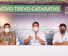 O Governo do Estado começa a resolver um dos maiores gargalos rodoviários do Paraná. O Trevo Cataratas (BR-277), em Cascavel, na Região Oeste, será totalmente reconfigurado com a construção de um viaduto. A passagem em nível passa a se chamar Alsir Pelissaro e vai facilitar o fluxo de cerca de 45 mil veículos que circulam pelo local diariamente. O lançamento foi feito nesta segunda-feira (10), no local da obra, pelo governador Carlos Massa Ratinho Junior.