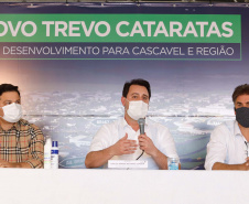 O Governo do Estado começa a resolver um dos maiores gargalos rodoviários do Paraná. O Trevo Cataratas (BR-277), em Cascavel, na Região Oeste, será totalmente reconfigurado com a construção de um viaduto. A passagem em nível passa a se chamar Alsir Pelissaro e vai facilitar o fluxo de cerca de 45 mil veículos que circulam pelo local diariamente. O lançamento foi feito nesta segunda-feira (10), no local da obra, pelo governador Carlos Massa Ratinho Junior.