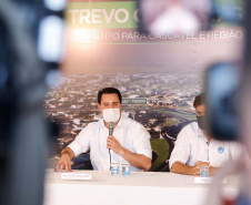 O Governo do Estado começa a resolver um dos maiores gargalos rodoviários do Paraná. O Trevo Cataratas (BR-277), em Cascavel, na Região Oeste, será totalmente reconfigurado com a construção de um viaduto. A passagem em nível passa a se chamar Alsir Pelissaro e vai facilitar o fluxo de cerca de 45 mil veículos que circulam pelo local diariamente. O lançamento foi feito nesta segunda-feira (10), no local da obra, pelo governador Carlos Massa Ratinho Junior.