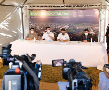 O Governo do Estado começa a resolver um dos maiores gargalos rodoviários do Paraná. O Trevo Cataratas (BR-277), em Cascavel, na Região Oeste, será totalmente reconfigurado com a construção de um viaduto. A passagem em nível passa a se chamar Alsir Pelissaro e vai facilitar o fluxo de cerca de 45 mil veículos que circulam pelo local diariamente. O lançamento foi feito nesta segunda-feira (10), no local da obra, pelo governador Carlos Massa Ratinho Junior.