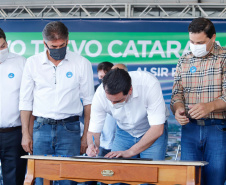 O Governo do Estado começa a resolver um dos maiores gargalos rodoviários do Paraná. O Trevo Cataratas (BR-277), em Cascavel, na Região Oeste, será totalmente reconfigurado com a construção de um viaduto. A passagem em nível passa a se chamar Alsir Pelissaro e vai facilitar o fluxo de cerca de 45 mil veículos que circulam pelo local diariamente. O lançamento foi feito nesta segunda-feira (10), no local da obra, pelo governador Carlos Massa Ratinho Junior.