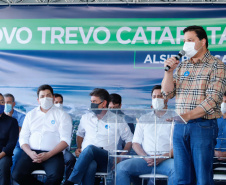 O Governo do Estado começa a resolver um dos maiores gargalos rodoviários do Paraná. O Trevo Cataratas (BR-277), em Cascavel, na Região Oeste, será totalmente reconfigurado com a construção de um viaduto. A passagem em nível passa a se chamar Alsir Pelissaro e vai facilitar o fluxo de cerca de 45 mil veículos que circulam pelo local diariamente. O lançamento foi feito nesta segunda-feira (10), no local da obra, pelo governador Carlos Massa Ratinho Junior.