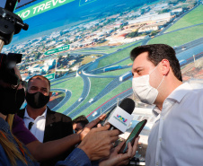 O Governo do Estado começa a resolver um dos maiores gargalos rodoviários do Paraná. O Trevo Cataratas (BR-277), em Cascavel, na Região Oeste, será totalmente reconfigurado com a construção de um viaduto. A passagem em nível passa a se chamar Alsir Pelissaro e vai facilitar o fluxo de cerca de 45 mil veículos que circulam pelo local diariamente. O lançamento foi feito nesta segunda-feira (10), no local da obra, pelo governador Carlos Massa Ratinho Junior.