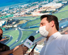 O Governo do Estado começa a resolver um dos maiores gargalos rodoviários do Paraná. O Trevo Cataratas (BR-277), em Cascavel, na Região Oeste, será totalmente reconfigurado com a construção de um viaduto. A passagem em nível passa a se chamar Alsir Pelissaro e vai facilitar o fluxo de cerca de 45 mil veículos que circulam pelo local diariamente. O lançamento foi feito nesta segunda-feira (10), no local da obra, pelo governador Carlos Massa Ratinho Junior.