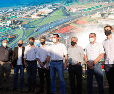 O Governo do Estado começa a resolver um dos maiores gargalos rodoviários do Paraná. O Trevo Cataratas (BR-277), em Cascavel, na Região Oeste, será totalmente reconfigurado com a construção de um viaduto. A passagem em nível passa a se chamar Alsir Pelissaro e vai facilitar o fluxo de cerca de 45 mil veículos que circulam pelo local diariamente. O lançamento foi feito nesta segunda-feira (10), no local da obra, pelo governador Carlos Massa Ratinho Junior.
