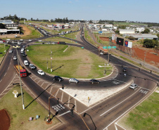 O Governo do Estado começa a resolver um dos maiores gargalos rodoviários do Paraná. O Trevo Cataratas (BR-277), em Cascavel, na Região Oeste, será totalmente reconfigurado com a construção de um viaduto. A passagem em nível passa a se chamar Alsir Pelissaro e vai facilitar o fluxo de cerca de 45 mil veículos que circulam pelo local diariamente. O lançamento foi feito nesta segunda-feira (10), no local da obra, pelo governador Carlos Massa Ratinho Junior.