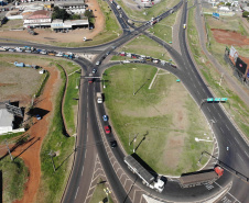 O Governo do Estado começa a resolver um dos maiores gargalos rodoviários do Paraná. O Trevo Cataratas (BR-277), em Cascavel, na Região Oeste, será totalmente reconfigurado com a construção de um viaduto. A passagem em nível passa a se chamar Alsir Pelissaro e vai facilitar o fluxo de cerca de 45 mil veículos que circulam pelo local diariamente. O lançamento foi feito nesta segunda-feira (10), no local da obra, pelo governador Carlos Massa Ratinho Junior.