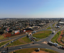 O Governo do Estado começa a resolver um dos maiores gargalos rodoviários do Paraná. O Trevo Cataratas (BR-277), em Cascavel, na Região Oeste, será totalmente reconfigurado com a construção de um viaduto. A passagem em nível passa a se chamar Alsir Pelissaro e vai facilitar o fluxo de cerca de 45 mil veículos que circulam pelo local diariamente. O lançamento foi feito nesta segunda-feira (10), no local da obra, pelo governador Carlos Massa Ratinho Junior.