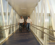 Logo após assinar a ordem de serviço para o início da reformulação do Trevo Cataratas, o governador Carlos Massa Ratinho Junior vistoriou as obras de modernização do Aeroporto Coronel Adalberto Mendes da Silva ou SBCA, em Cascavel, na Região Oeste