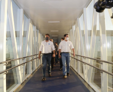 Logo após assinar a ordem de serviço para o início da reformulação do Trevo Cataratas, o governador Carlos Massa Ratinho Junior vistoriou as obras de modernização do Aeroporto Coronel Adalberto Mendes da Silva ou SBCA, em Cascavel, na Região Oeste