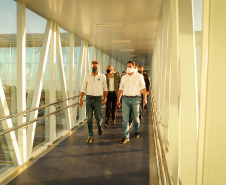 Logo após assinar a ordem de serviço para o início da reformulação do Trevo Cataratas, o governador Carlos Massa Ratinho Junior vistoriou as obras de modernização do Aeroporto Coronel Adalberto Mendes da Silva ou SBCA, em Cascavel, na Região Oeste. A construção está 100% concluída, de acordo com a prefeitura do município, aguardando apenas as liberações por parte da Agência Nacional de Aviação Civil (Anac) e Aeronáutica para que o terminal possa começar a funcionar. 