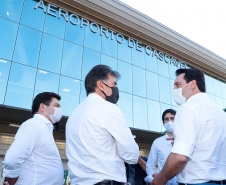 Logo após assinar a ordem de serviço para o início da reformulação do Trevo Cataratas, o governador Carlos Massa Ratinho Junior vistoriou as obras de modernização do Aeroporto Coronel Adalberto Mendes da Silva ou SBCA, em Cascavel, na Região Oeste. A construção está 100% concluída, de acordo com a prefeitura do município, aguardando apenas as liberações por parte da Agência Nacional de Aviação Civil (Anac) e Aeronáutica para que o terminal possa começar a funcionar. 