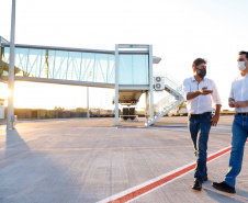 Logo após assinar a ordem de serviço para o início da reformulação do Trevo Cataratas, o governador Carlos Massa Ratinho Junior vistoriou as obras de modernização do Aeroporto Coronel Adalberto Mendes da Silva ou SBCA, em Cascavel, na Região Oeste. A construção está 100% concluída, de acordo com a prefeitura do município, aguardando apenas as liberações por parte da Agência Nacional de Aviação Civil (Anac) e Aeronáutica para que o terminal possa começar a funcionar. 