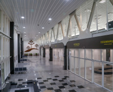 Logo após assinar a ordem de serviço para o início da reformulação do Trevo Cataratas, o governador Carlos Massa Ratinho Junior vistoriou as obras de modernização do Aeroporto Coronel Adalberto Mendes da Silva ou SBCA, em Cascavel, na Região Oeste