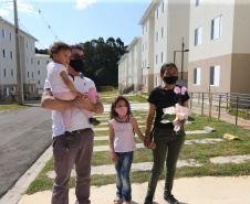 O Governador Carlos Massa Ratinho Junior vistoria  nesta terca-feira (11/08), 416 unidade habitacionais no Loteamento Sao Geronimo em Campo Largo. Na foto familia que recebeu uma unidade. Campo Largo, 11/08/2020 - Foto: Geraldo Bubniak/AEN