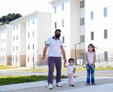 Em Campo Largo, na Região Metropolitana de Curitiba, 416 famílias vão receber as chaves da casa própria. Nesta terça-feira (11), o governador Carlos Massa Ratinho Junior esteve no município para conferir os conjuntos de apartamentos Campo Largo I e II que serão entregues às famílias na próxima semana.