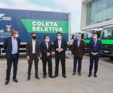 O governador Carlos Massa Ratinho Junior entregou nesta quarta-feira (12) 16 caminhões de coleta seletiva (tipo baú), 20 caminhões-pipa e 15 caminhões compactadores de lixo orgânico para 48 municípios do Paraná. O investimento total do Instituto Água e Terra (IAT), vinculado à Secretaria de Estado do Desenvolvimento Sustentável e Turismo, é de R$ 11,2 milhões. Curitiba, 12/08/2020 - Foto: Geraldo Bubniak/AEN