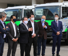 O governador Carlos Massa Ratinho Junior entregou nesta quarta-feira (12) 16 caminhões de coleta seletiva (tipo baú), 20 caminhões-pipa e 15 caminhões compactadores de lixo orgânico para 48 municípios do Paraná. O investimento total do Instituto Água e Terra (IAT), vinculado à Secretaria de Estado do Desenvolvimento Sustentável e Turismo, é de R$ 11,2 milhões. Curitiba, 12/08/2020 - Foto: Geraldo Bubniak/AEN
