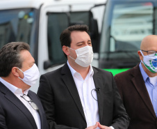 O governador Carlos Massa Ratinho Junior entregou nesta quarta-feira (12) 16 caminhões de coleta seletiva (tipo baú), 20 caminhões-pipa e 15 caminhões compactadores de lixo orgânico para 48 municípios do Paraná. O investimento total do Instituto Água e Terra (IAT), vinculado à Secretaria de Estado do Desenvolvimento Sustentável e Turismo, é de R$ 11,2 milhões. Curitiba, 12/08/2020 - Foto: Geraldo Bubniak/AEN