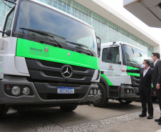 O governador Carlos Massa Ratinho Junior entregou nesta quarta-feira (12) 16 caminhões de coleta seletiva (tipo baú), 20 caminhões-pipa e 15 caminhões compactadores de lixo orgânico para 48 municípios do Paraná. O investimento total do Instituto Água e Terra (IAT), vinculado à Secretaria de Estado do Desenvolvimento Sustentável e Turismo, é de R$ 11,2 milhões. Curitiba, 12/08/2020 - Foto: Geraldo Bubniak/AEN