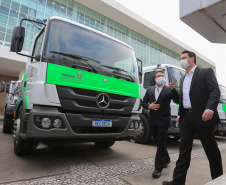 O governador Carlos Massa Ratinho Junior entregou nesta quarta-feira (12) 16 caminhões de coleta seletiva (tipo baú), 20 caminhões-pipa e 15 caminhões compactadores de lixo orgânico para 48 municípios do Paraná. O investimento total do Instituto Água e Terra (IAT), vinculado à Secretaria de Estado do Desenvolvimento Sustentável e Turismo, é de R$ 11,2 milhões. Curitiba, 12/08/2020 - Foto: Geraldo Bubniak/AEN