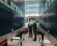 O governador Carlos Massa Ratinho Junior entregou nesta quarta-feira (12) 16 caminhões de coleta seletiva (tipo baú), 20 caminhões-pipa e 15 caminhões compactadores de lixo orgânico para 48 municípios do Paraná. O investimento total do Instituto Água e Terra (IAT), vinculado à Secretaria de Estado do Desenvolvimento Sustentável e Turismo, é de R$ 11,2 milhões. Curitiba, 12/08/2020 - Foto: Geraldo Bubniak/AEN