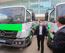 O governador Carlos Massa Ratinho Junior entregou nesta quarta-feira (12) 16 caminhões de coleta seletiva (tipo baú), 20 caminhões-pipa e 15 caminhões compactadores de lixo orgânico para 48 municípios do Paraná. O investimento total do Instituto Água e Terra (IAT), vinculado à Secretaria de Estado do Desenvolvimento Sustentável e Turismo, é de R$ 11,2 milhões. Curitiba, 12/08/2020 - Foto: Geraldo Bubniak/AEN