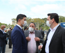 O governador Carlos Massa Ratinho Junior entregou nesta quarta-feira (12) 16 caminhões de coleta seletiva (tipo baú), 20 caminhões-pipa e 15 caminhões compactadores de lixo orgânico para 48 municípios do Paraná. O investimento total do Instituto Água e Terra (IAT), vinculado à Secretaria de Estado do Desenvolvimento Sustentável e Turismo, é de R$ 11,2 milhões. Curitiba, 12/08/2020 - Foto: Geraldo Bubniak/AEN